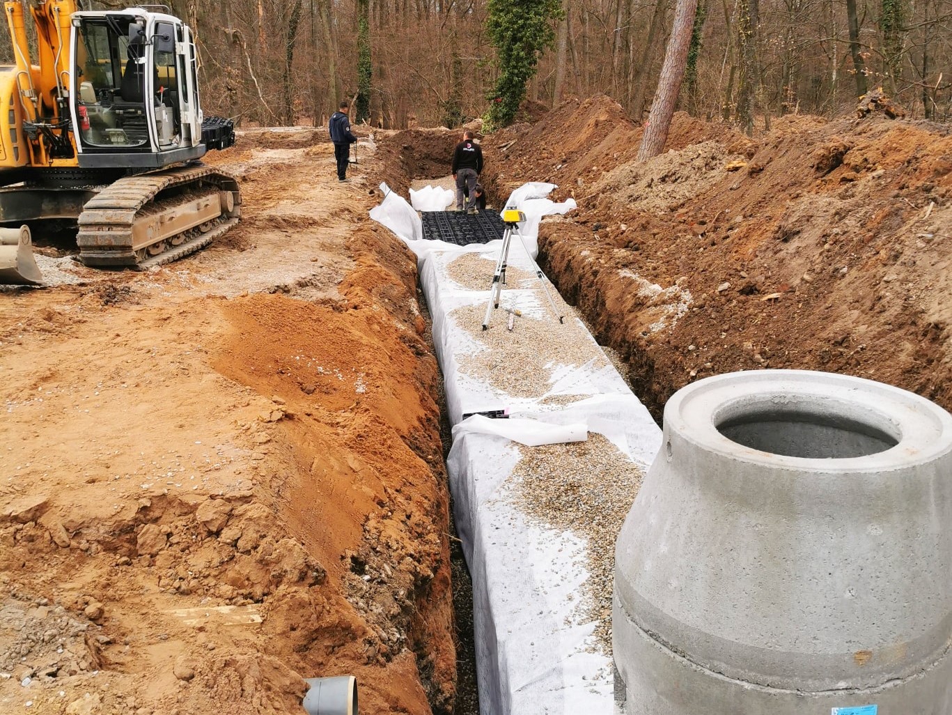 Pose De Tuyaux Souterrains Dans Une Chambre En Béton Installation D'une  Conduite D'eau Principale Sur Le Chantier Construction De Fosses D'eaux  Pluviales Vanne D'égout Système Sanitaire Et Station De Pompage