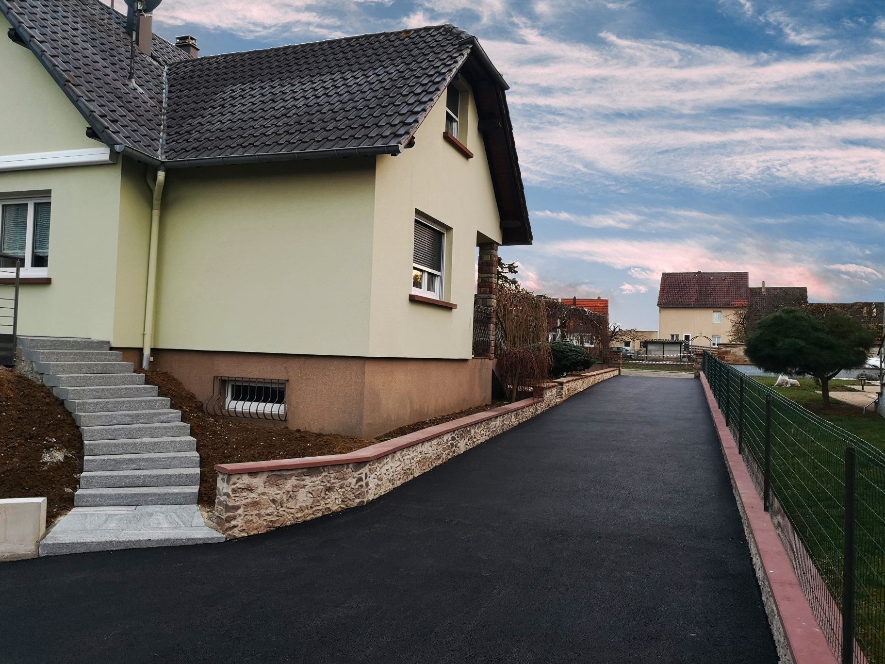 Pose d'enrobés pour des particuliers à Ettendorf par Willem, Routes et Travaux Publics