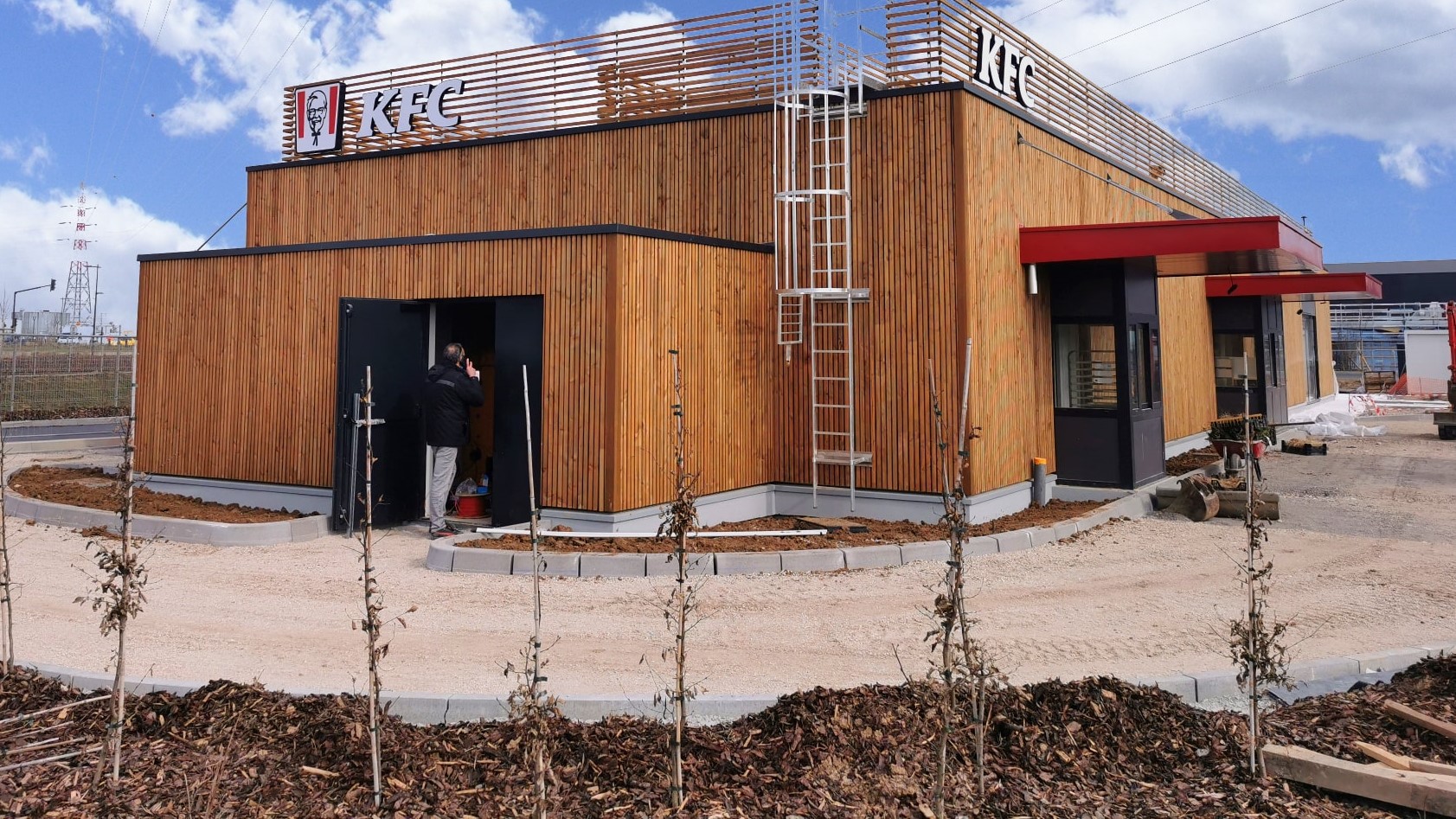 Pose d'enrobés autour d'un KFC à Vendenheim