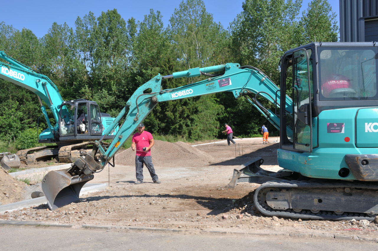 Pose d'enrobés et travaux de voirie autour de bâtiment industriels