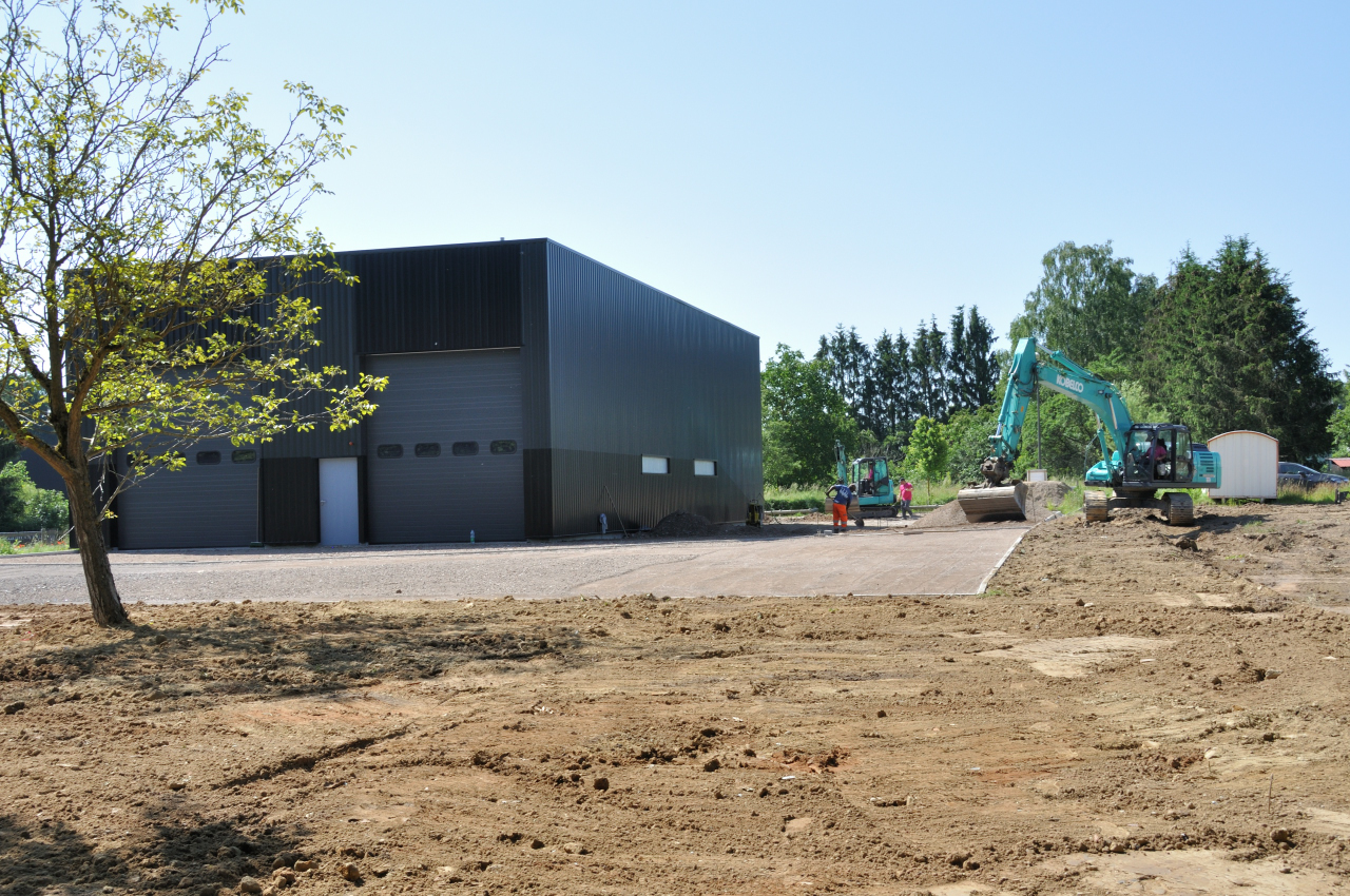 Travaux de voirie et pose d'enrobés autour de bâtiments industriels