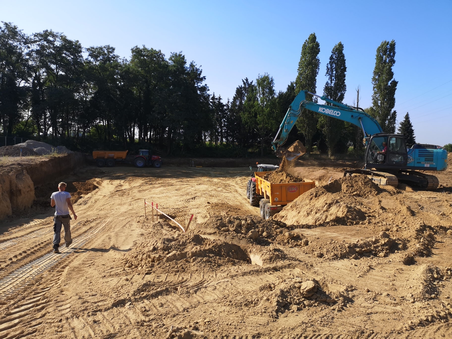 Travaux de terrassement : creusage en cours.