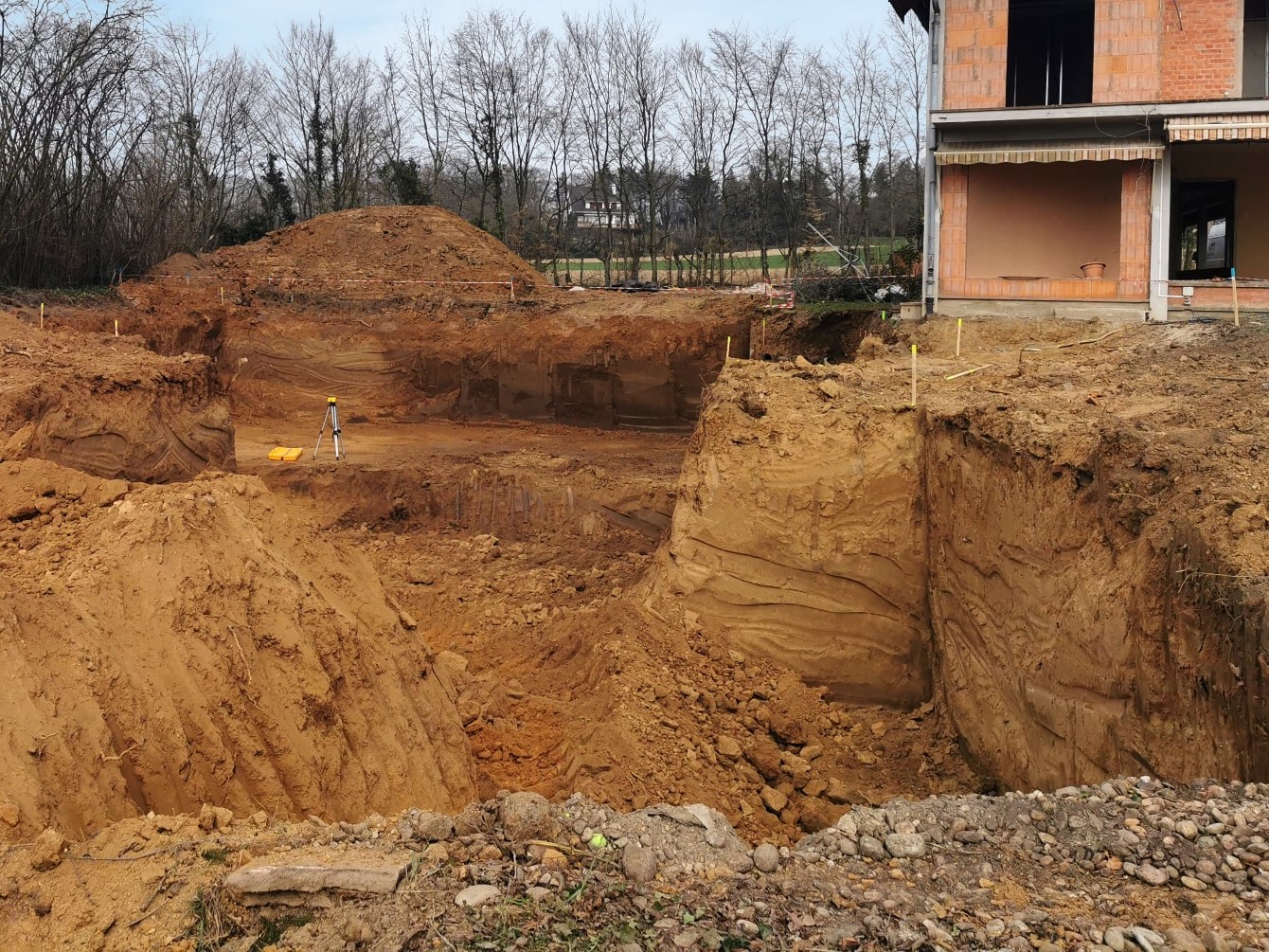 Travaux de terrassement, exemple d'une fouille en pleine masse.