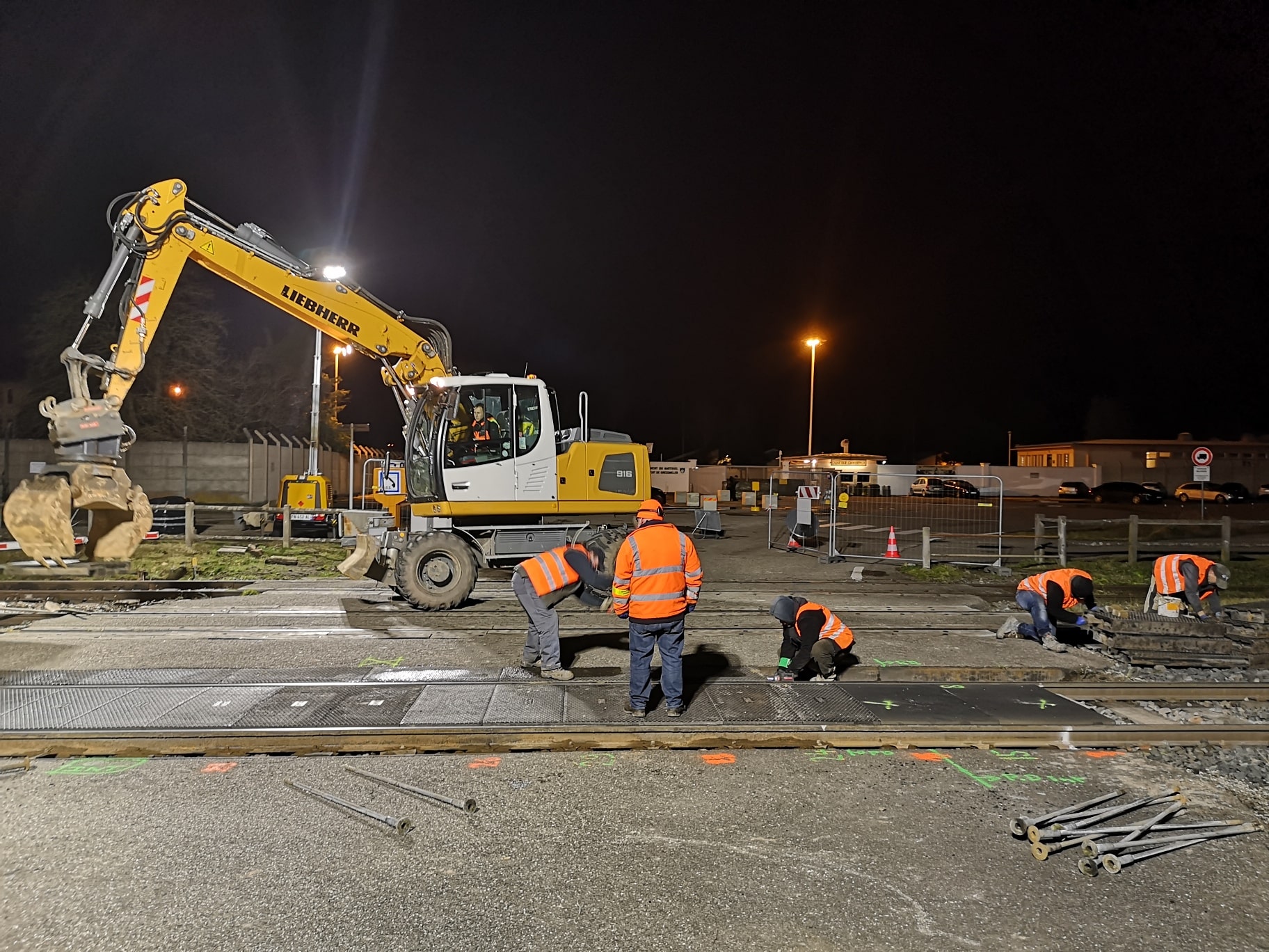 Photographie de nuit de travaux de voirie pour la SCNF à la gare de Molkirch