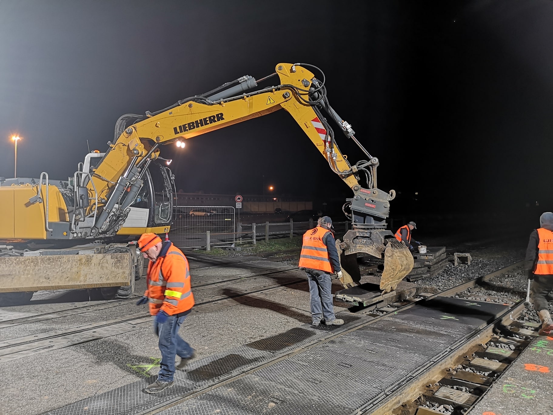 Vue de nuit montrant les travaux de voirie pour la SCNF à la gare de Molkirch